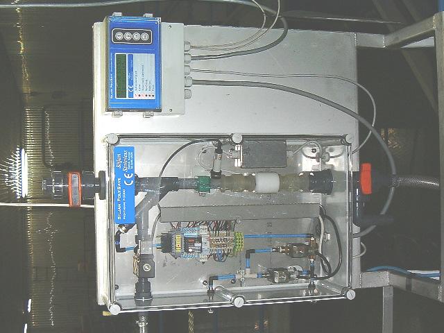 Bild av mät och styrsystemet Siljan PolySave, med provtagaren, inklusive givare, till vänster och datorenhet/styrbox till höger. Installation av Slasken mycket lönsam!