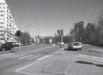 Planterad mittremsa med gullregn. Befintliga stora lönnar utgör även i fortsättningen gaturummets ena sida.
