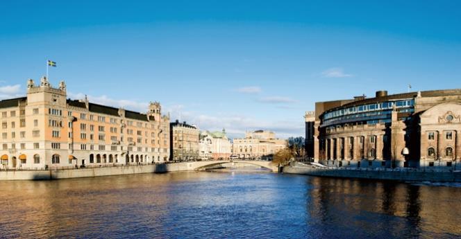RIKSREVISIONEN DEN OBEROENDE GRANSKAREN AV STATEN 2 Riksrevisionens uppdrag och mandat Myndighet under riksdagen med uppgift att granska den verksamhet som bedrivs av staten Granskar regeringen,