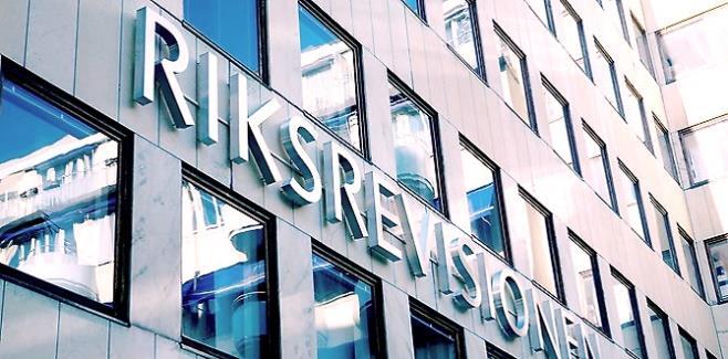 RIKSREVISIONEN DEN OBEROENDE GRANSKAREN AV STATEN 3 Korta fakta om Riksrevisionen Ca 330 anställda Finansiering (förvaltningsanslag och biståndsanslag) Kontor i