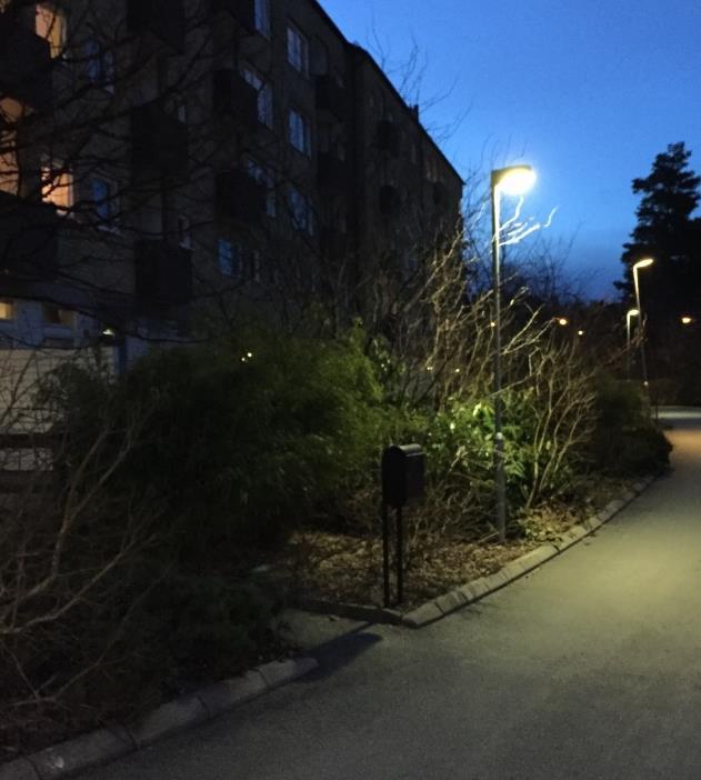 RÄDDNINGSVÄG 215487 8 / 9 Bild 3: Dirigentgatan 2, uteplatser framför fasad Då åtkomst för räddningstjänsten måste beaktas även på husens baksida i och med tillbyggnad ska räddningsväg anordnas vid