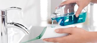 1 Den unika mikrodroppstekniken ger upp till tre snabba duschar av luft och vatten eller munskölj för att effektivt men skonsamt rengöra mellan tänderna och längs tandköttskanten.