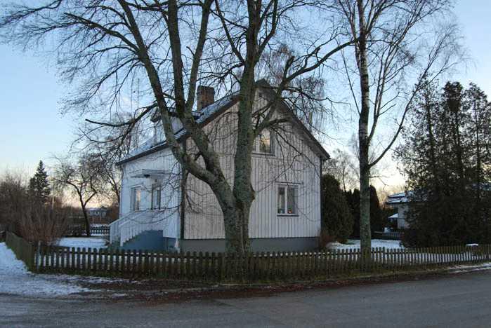 Snabbfakta Pris Boarea Tomtarea Antal rum 850 000 kr, eller högstbjudande 100 m² + biarea 50 m²