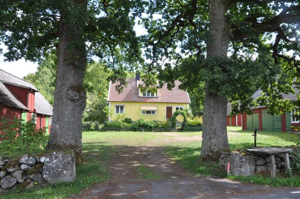 Kristianstad Brostorp 1:1 Gård 75 ha Linderödsåsen Skogsgård om drygt 75 ha på trevligt, högt läge i Brostorp mellan Linderöd och Tollarp. Bostadshus 5 rum och kök med jordvärmeanläggning.