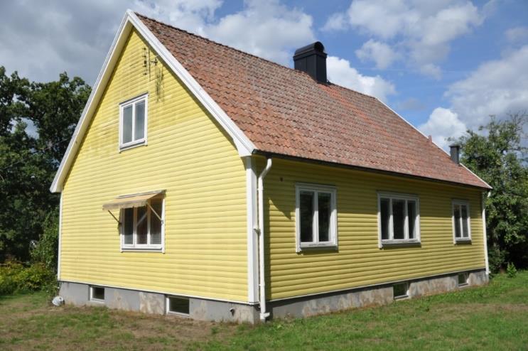 Ovanvåning: Två större sovrum samt mindre tvrum. Gott om garderober/klädkammare. Källare (under hela huset): Tvättstuga, förrådsutrymmen och pannrum, takhöjd ca 2,1 m.