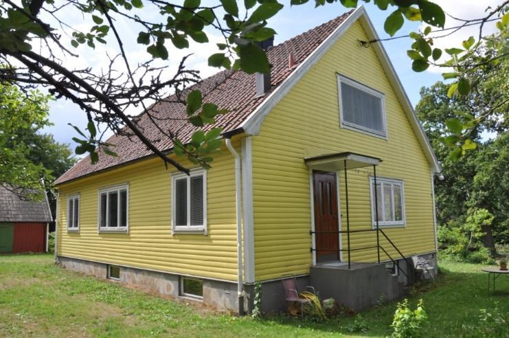 Driftskostnader bostaden uppskattat med dagens användning och egen ved ca 25 000 kr/år, varav el ca 17 000 kr, soptömning 2 000 kr, brunn/latrin 2 000 kr, försäkring 4