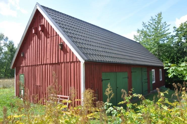 Östra delen två garage varav ett större och med god belysning. Västra flygeln med drängastuga om två rum och rum med bakugn.