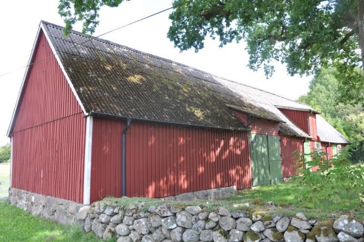 Stalldelen består av äldre stallinredning med boxar, ca 2 m takhöjd. Logdel med betonggolv och portar ca 2,5 m.