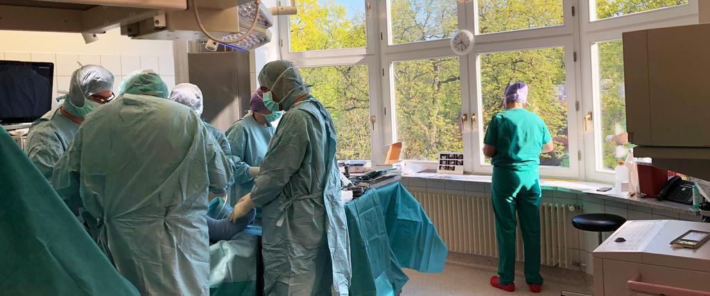 Q1 Episealer -operation München, Tyskland, april 2018. Ortopedkirurg Dr. Christian Kothny på Clinic Dr.