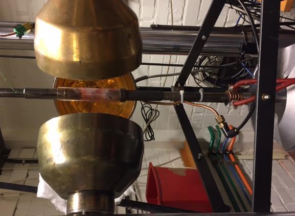 rhodium-tråd (minuspol) och platinum 30 wt% rhodium-tråd (pluspol). Termoelementet placerades i ett aluminiumoxidrör, som i sin tur fördes ner i botten på det inborrade hålet till provstavens mitt.