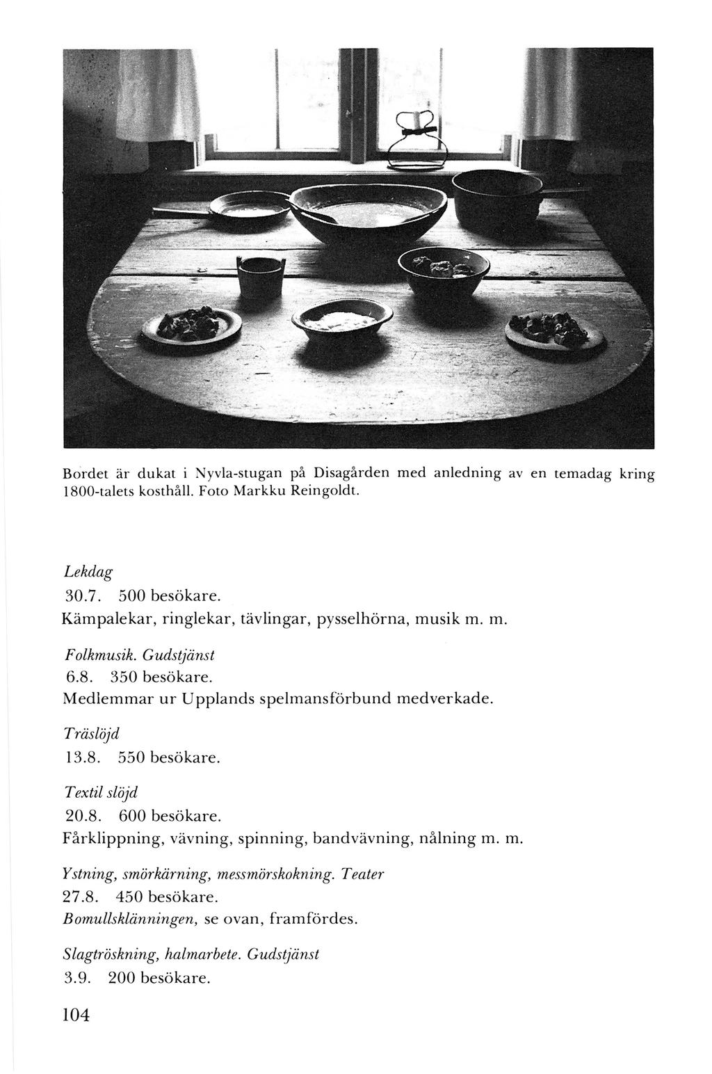 Bordet är dukat i Nyvla-stugan på Disagården med anledning av en temad ag kring 1800-talets kosthåll. Foto Markku Reingoldt. Lekdag 30.7. 500 besökare.