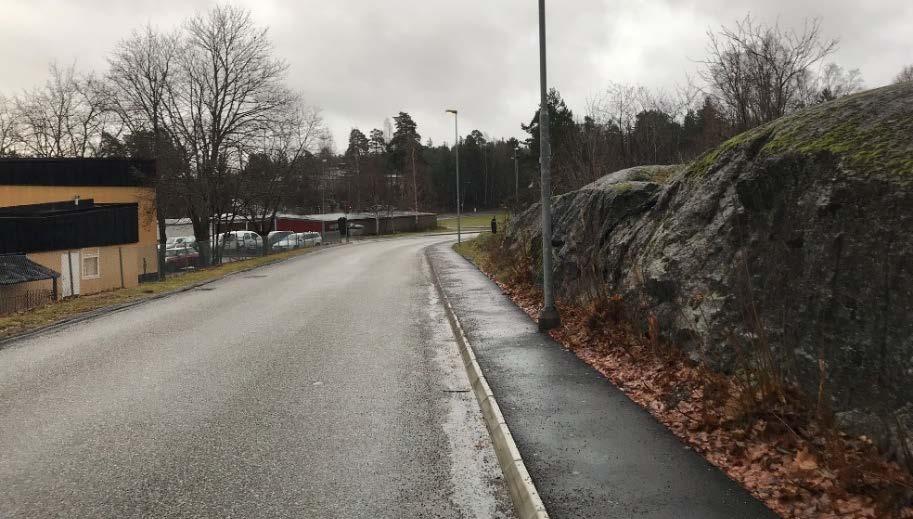 6 Figur 3-2 Akvarievägen. Vy norrifrån mot parkering vid Fårdala skola Övergångställen Längs Myggdalsvägen finns tre övergångsställen i närheten av Akvarievägen.