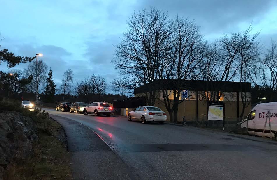 10 Vintertid är situationen vid parkeringen problematisk enligt skolan då de parkerade bilarna gör att plogning ej kan ske samt att den lilla backen ner till parkeringen är svårhanterlig vid halt