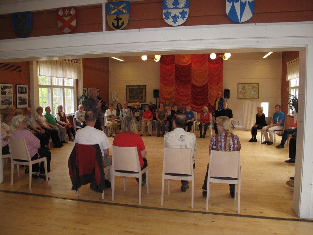 Alla dansare fick hämta varsin stol, som placerades i en cirkel så nära väggarna som möjligt. Vi började purpurin med att dansa en polonäs med några olika turer.