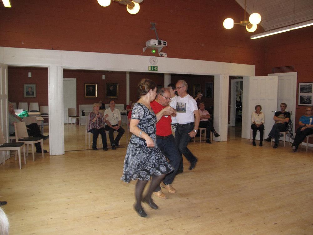 känd i övriga Norden. Purpuri består av ett antal danser som dansats efter varandra, blivit turer. Dansen har uppställning av en fyrkant med obegränsat antal par.