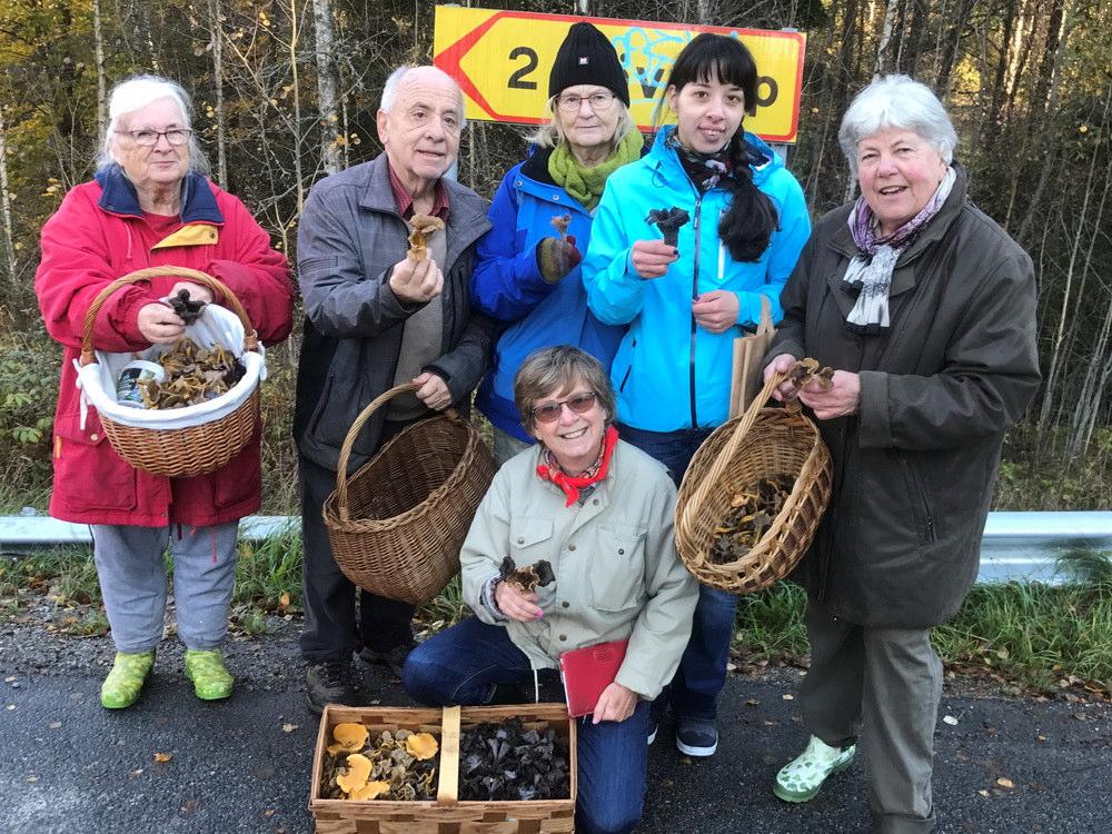 Svamputflykt i Sorundaskogarna Här ser ni gänget som var med på utflykten, plus Anders förstås, men han stod bakom kameran. Vi träffades klockan 10.