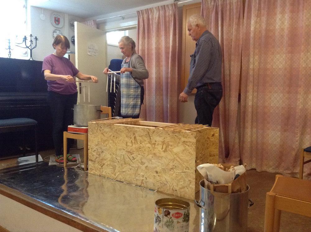 Ljusstöpning Lördagen den 21 oktober hade vi bestämt att stöpa ljus, som skall säljas på Adventskaffet i november. Klockan 10.00 samlades Eva-Britt, Eva L, Conny och Ingalill.