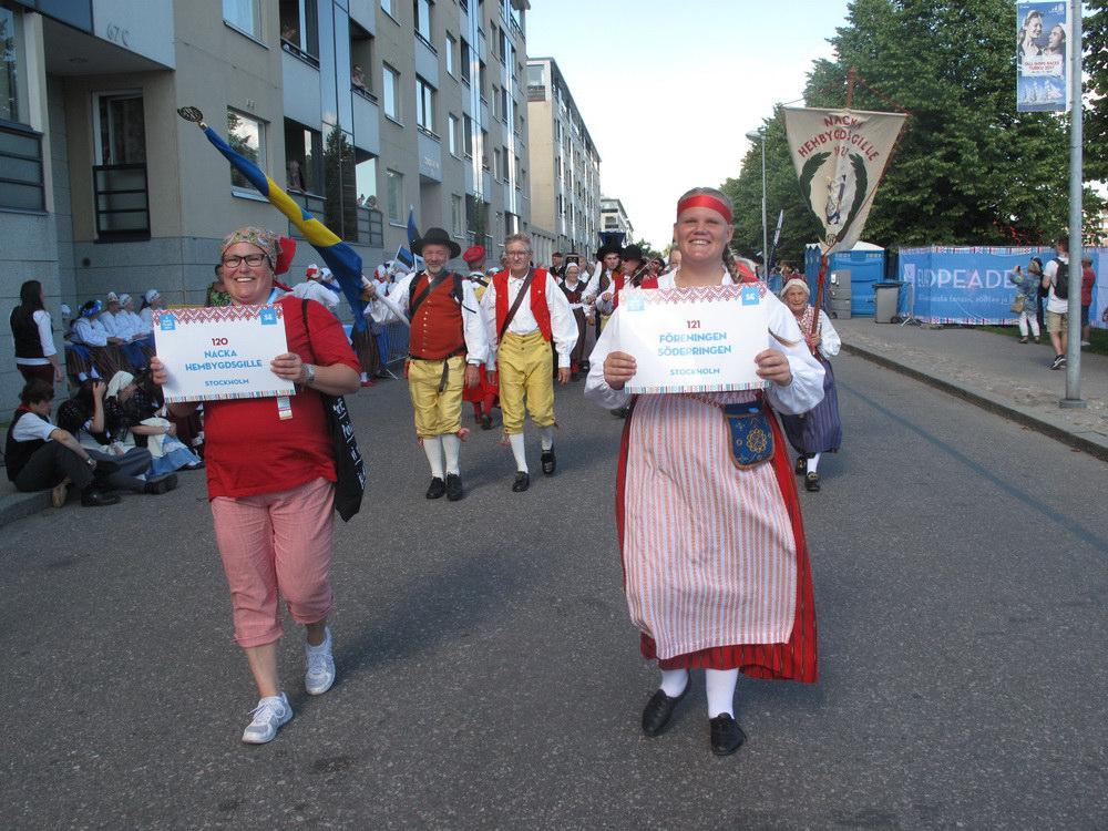 Jo, vi fick apelsinfärgade muggar som det stod EUROPEADE 2017 24-30 JULY-TURKU-FINLAND på och dessa fick vi fylla med dryck och sen fick vi hämta ut
