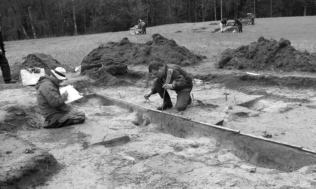 156 Hans Olsson & Katherine Bless Karlsen Fig. 2. Arbetsbild där sektionen genom A1 ritas. Den centralt placerade härden fanns under högra knäet på Bertil Halvarsson som mäter.