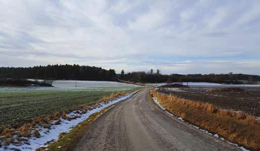 Topografi och fornlämningsmiljö Toresunds Kumla är beläget i ett för Södermanland typiskt småbrutet landskap med skogsklädda höjdpartier av kalberg och morän och med mellanliggande uppodlade