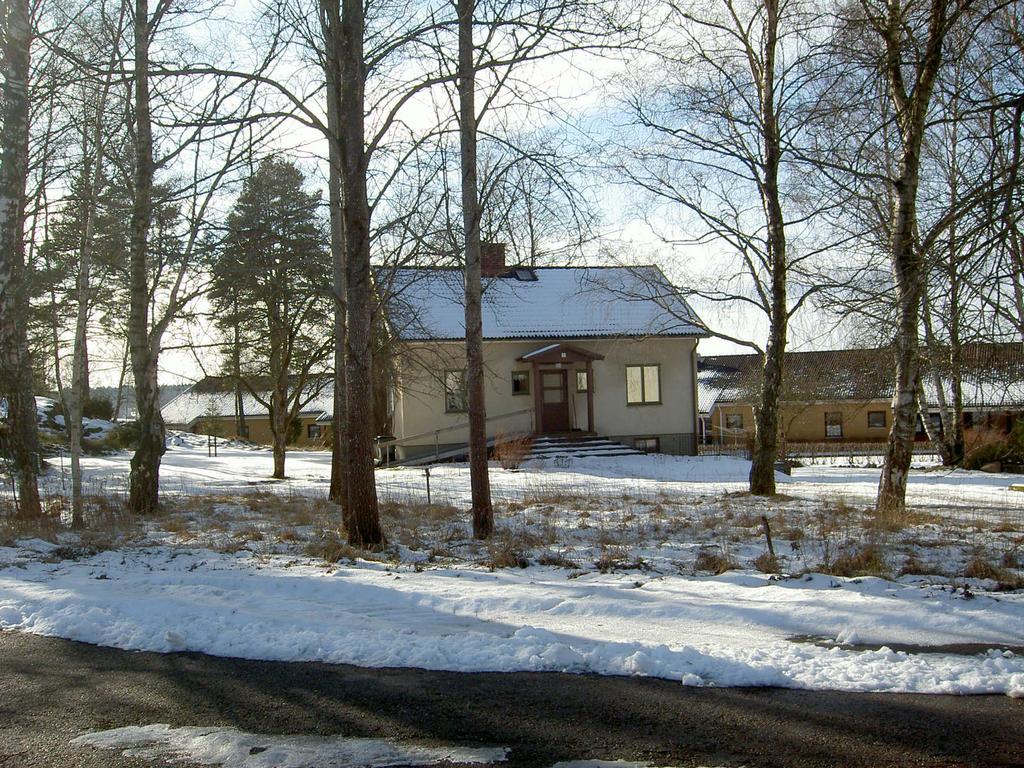 Björnen 25 Björnen 26 med Kullingshemmet i bakgrunden Väster och norr om planområdet ligger Kullingshemmet, ett särskilt boende med dagverksamhet.