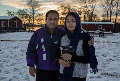 sov i skogen på kartonger. Mamma du behöver inte vara rädd, hästen är snäll, berättar hon att dottern som var 3 år tröstade. I Ungern var polisen brutal och de tvingades att ge sina fingeravtryck.
