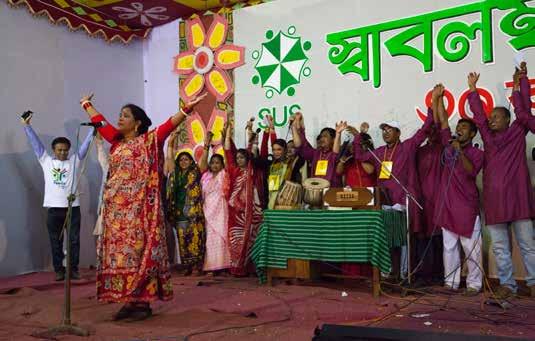 Finalen. Shilpi Biswas, fysioterapeut, tillsammans med övriga i SUS personalstyrka, bidrog med sång, musik och dans under jubileumsdagen den 2 januari. Foto: Höll fint tal.