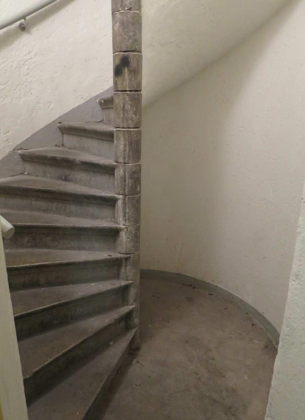 Källarens bevarar i delar användningen som lager. En stor del utnyttjades dock som kommersiell yta. Den ursprungliga planlösningen är svårläst men många murar och valv är bevarade.
