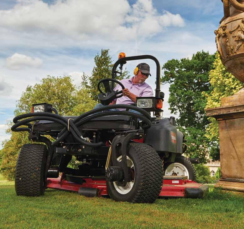 BYGGD FÖR PRODUKTIVITET GROUNDSMASTER HUVUDFUNKTIONER ALLHJULSDRIVNING FÖR BÄTTRE GREPP OCH MINDRE SLIRNING CrossTrax -allhjulsdrivning är