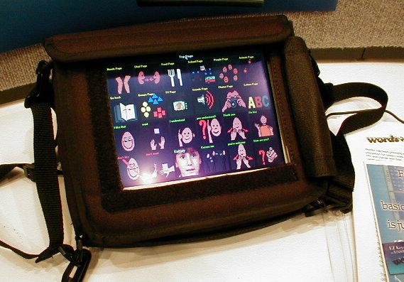 svartvit och påminner ganska mycket om den gamla modellen av Dynavox som såldes i Sverige för ett antal år sedan. Den innehåller bara digitalt tal.