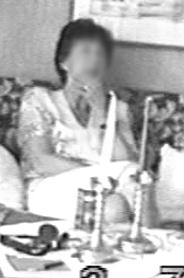 Åke själv motsätter sig emellertid detta och sitter istället hemma och går igenom familjens papper för att allt ska vara i ordning inför att systern blir ensam.