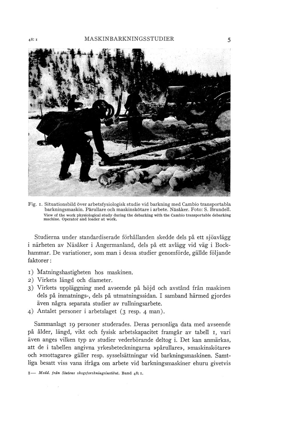 MASKINBARKNINGSSTUDIER Fig. r. situatinsbid över arbetsfysigisk studie vid barkning med Cambi transprtaba barkningsmaskin. Fåruare ch maskinskötare i arbete. Näsåker. Ft: S. Brunde.