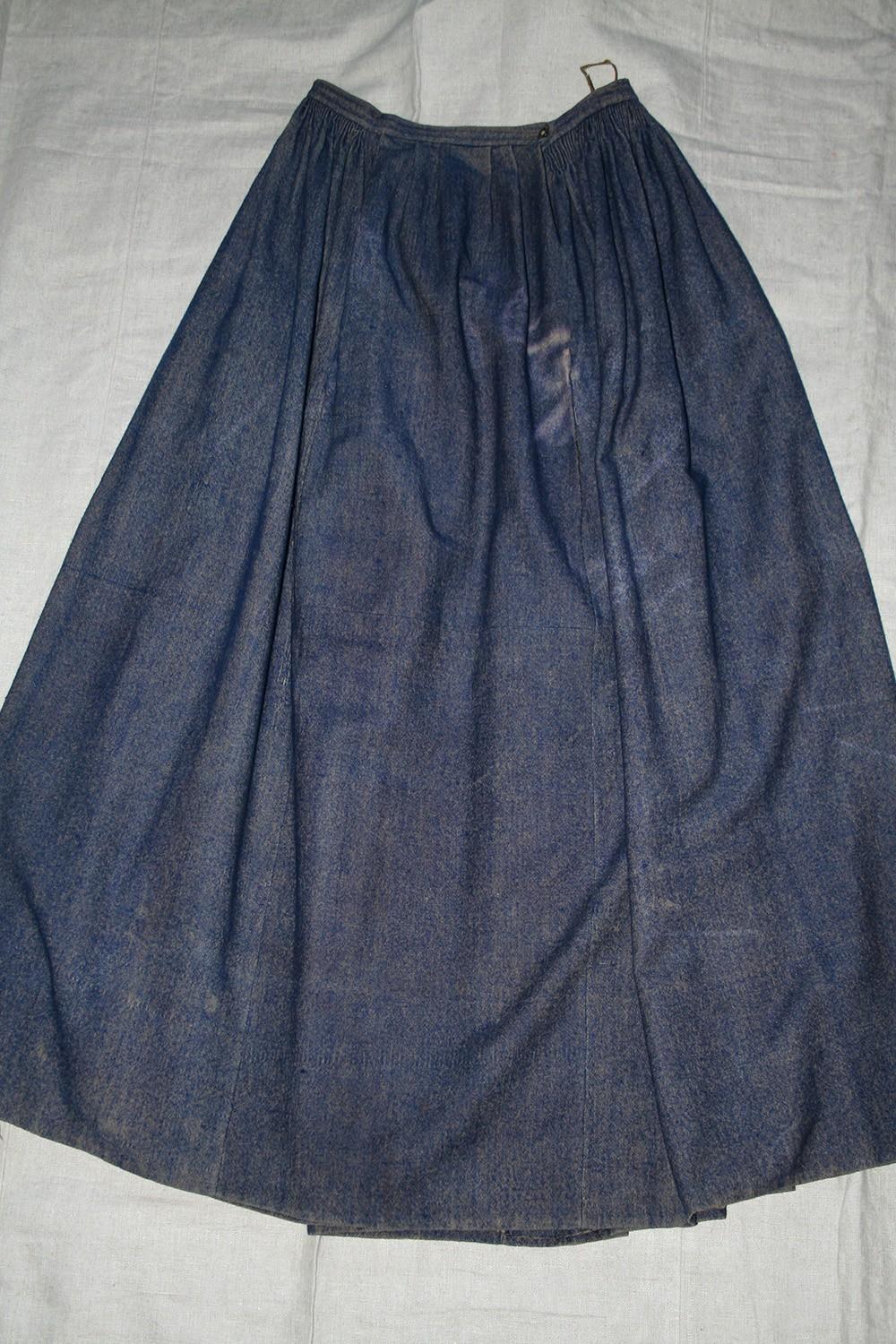 Blå kjol från Dädesjö Kjolen ingår nu i Smålands museums samlingar och finns på Kulturarvscentrum I samband med att Växjöortens Folkdanslag för några år sedan skulle flytta sina inventarier till ett