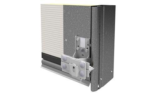 Systemet är installerat överst eller längst bak på skensatsen och fungerar så här: Två torsionsfjädrar är installerade på axeln ovanför portöppningen.