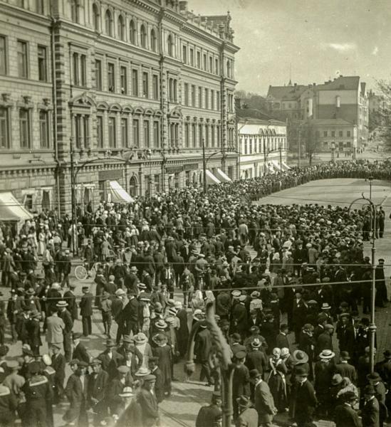 10 sätta emot. Den finländska militären hade upplösts av tsaren 1901 och det hatade gendarmeriet hade upplösts efter mars(februari)revolutionen.