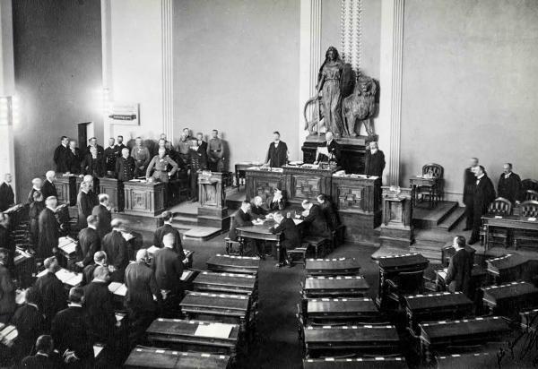 13 Ibland var skyddskårerna påstådda brandkårer eller ordningsgarden. Men oavsett namn skulle de bli stommen till den kontrarevolutionära armén.