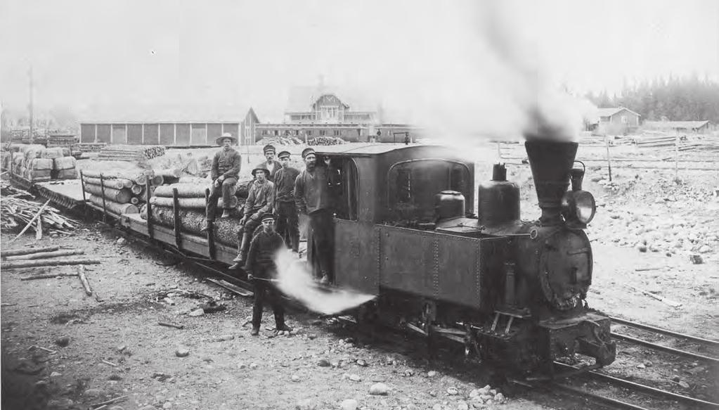 BYGGNADSVÅRDSRAPPORT 2017:09 9 Franska loket på väg att lämna stationen i Bor, med Borås-Alvestas järnvägs magasin och stationshus i bakgrunden. Foto: från 1910 ur Ohs Bruks museijärnvägs arkiv.