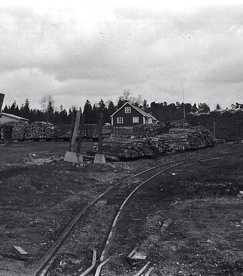 Sannolikt kvarstår inga spår inom området. Bangårdar, stationer och hållplatser Spåret ned mot vedgården 1966.