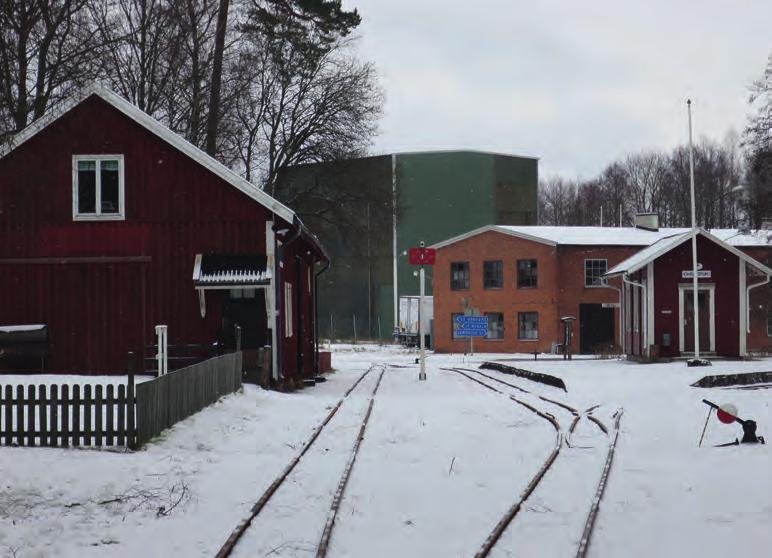 BYGGNADSVÅRDSRAPPORT 2017:09 5 Museijärnvägens personbangård i Ohs med det nedlagda bruket i fonden. Inledning Ohs bruks järnväg lades ned 1967 men fick ligga kvar som transportreserv till bruket.