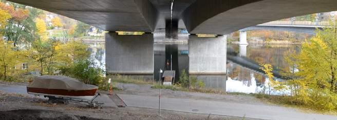 Den stora trafikmängden bidrar till höga bullernivåer som även sprider sig till närliggande områden. Vägbanorna ramas in av vegetation och bergsknallar.