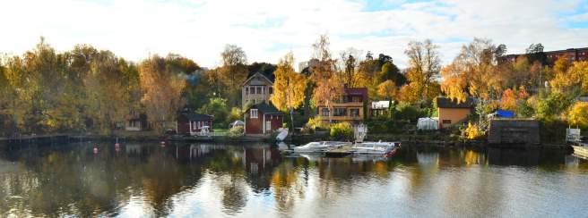 Vägnätet består av mindre privata vägar och vägar av olika kvalitet och material.