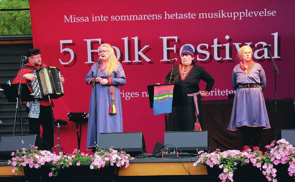 På sedvanligt manér charmar de publiken med utstrålning och intensitet. Det är så mycket glädje som ryms i dessa två systrar och så mycket allvar. Och sjunga kan de och jojka.