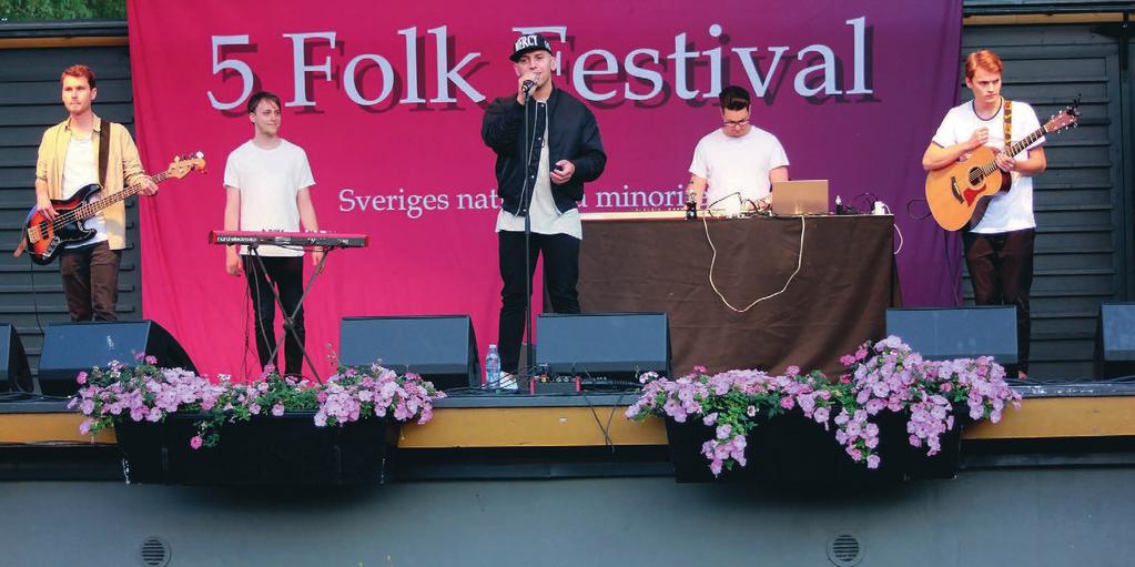 The Magnettes Judisk dans framför scenen. Nästa inslag var något helt annorlunda.