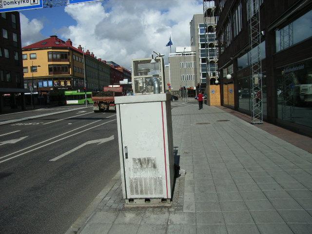 2 Data om mätskåp för luftföroreningar på Kungsgatan i Uppsala Mätparametrar: kvävedioxid (NO 2 och NOx) och partiklar, PM 10 Placering: På trottoarkant utanför Stadshuset.