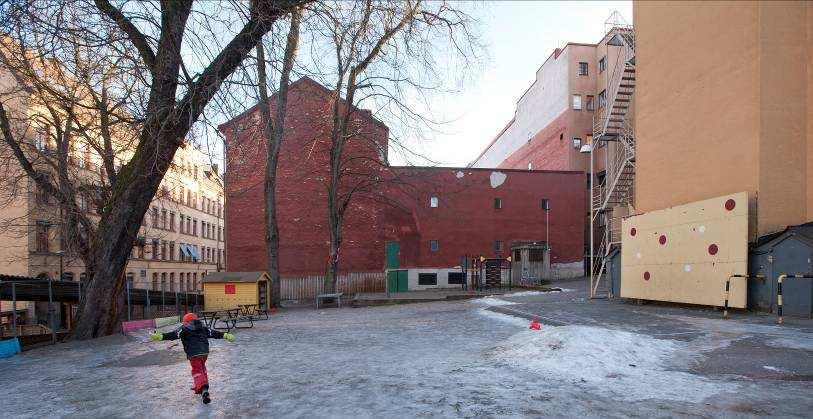 till den nya skolgården som kommer att placeras på