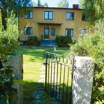 Pottkammaren eller degelkammaren I denna byggnad tillverkades förr de lerdeglar som användes i ugnarna till den smälta glasmassan. Förr kallades de pottor och de som tillverkade dem för pottmakare.