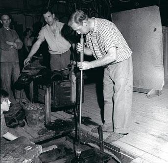 1912 byggdes en rundugn i den nya hyttan och man började tillverka olika sorters småglas parallellt med fönsterglas.