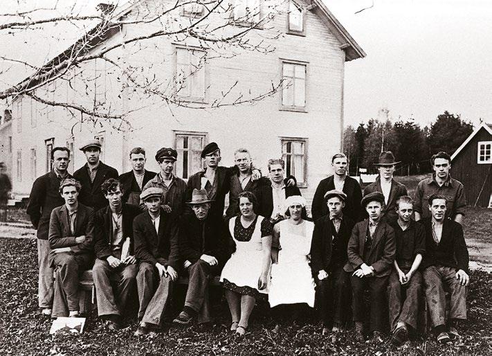Gruppbild av matlaget. (Bild från Rolf Magnusson). Arbetarbostäder utmed huvudgatan på 1910-talet. 3.