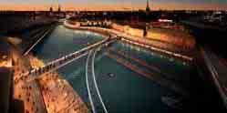 SLUSSEN Slussen är en historisk entré till Stockholm och en förbindelselänk mellan Södermalm och Gamla Stan. Slussens konstruktioner har tjänat ut och måste ersättas.