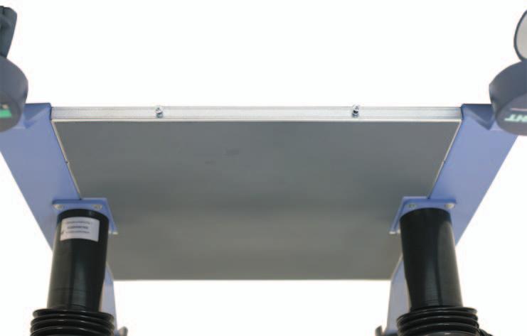 Installera trampträning Häng på trampträningen 2 i skruvarna 1. Transport av THERA-Trainer coro är inte möjligt med monterad trampträning.